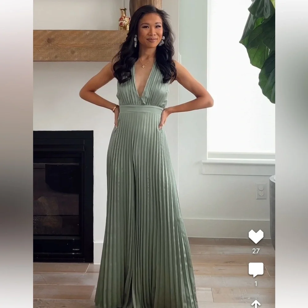 Abercrombie Giselle Pleated Jumpsuit in Green - Picture 2 of 11